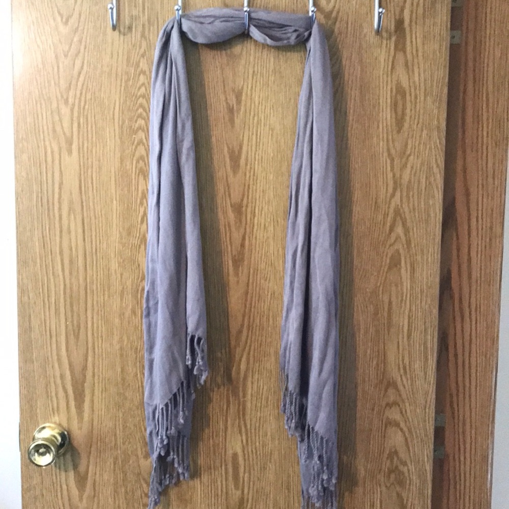 SOLD! Grey scarf - Picture 5 of 5